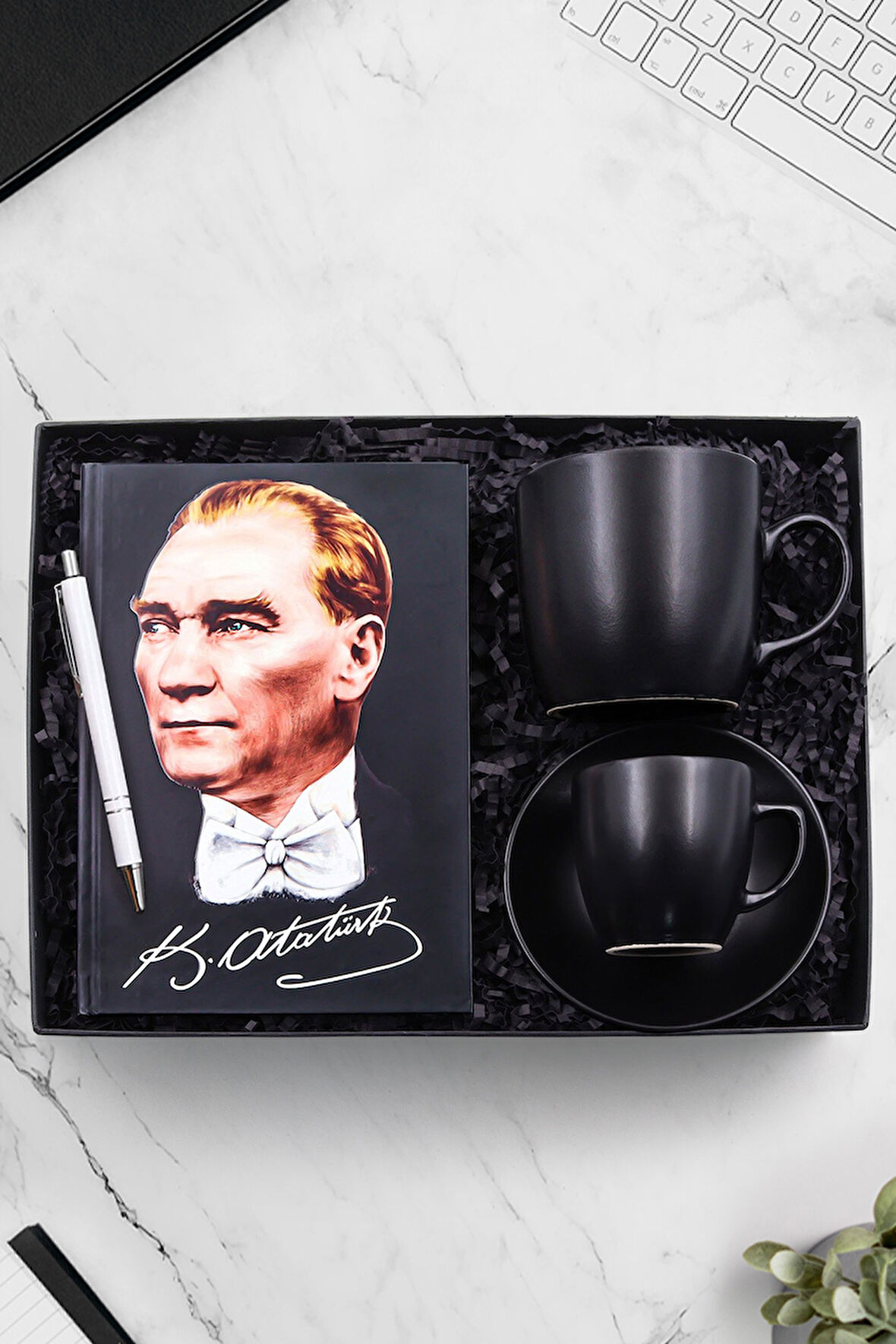 Beyaz Tükenmez Kalem & Atatürk Resimli Defter & Siyah Mat Kupa & Siyah Mat Fincan Hediye Seti