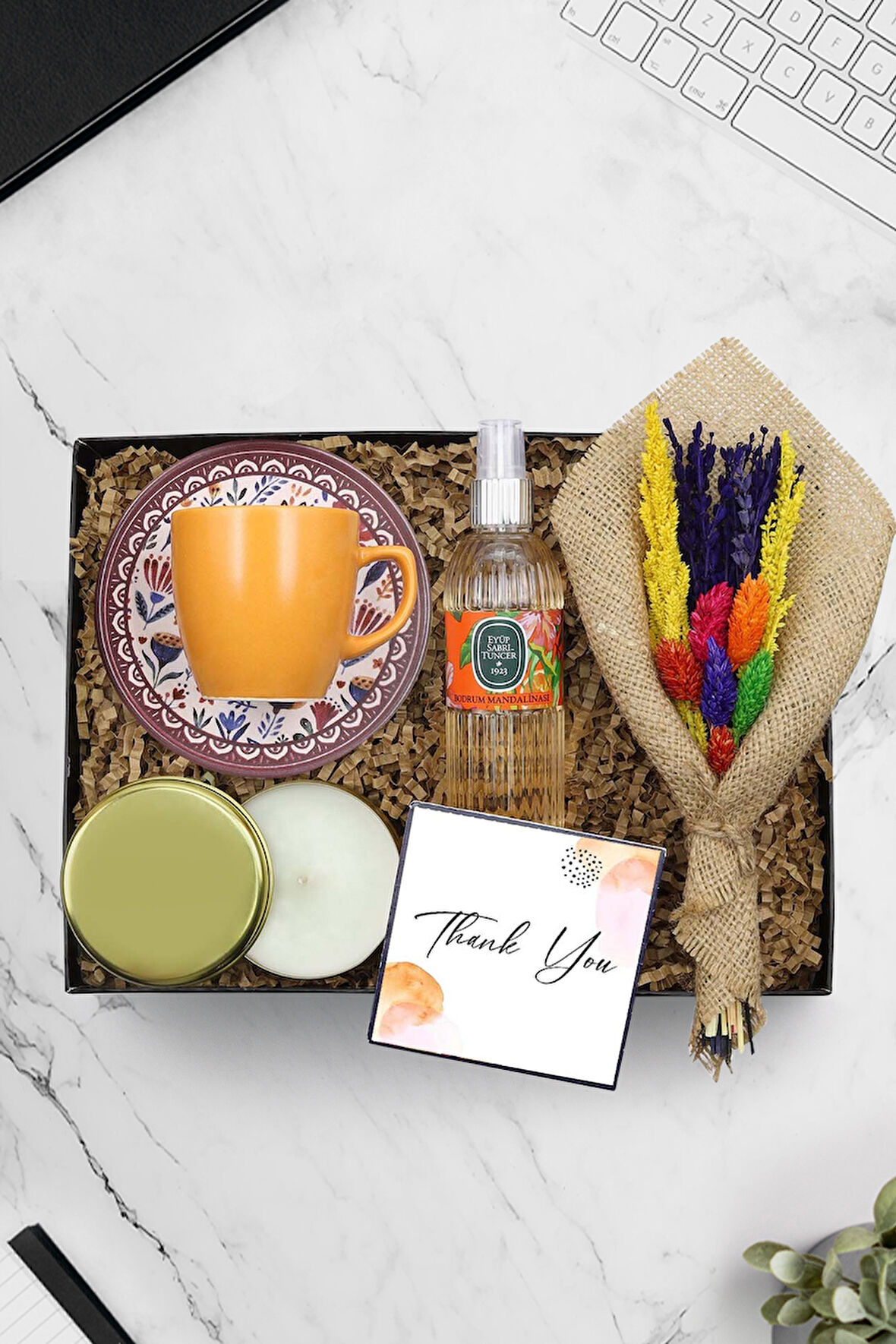 Turuncu Türk Kahvesi Fincanı & Metal Kutulu Mum &Çiçek Buketi & Sprey Kolonya Hediye Seti