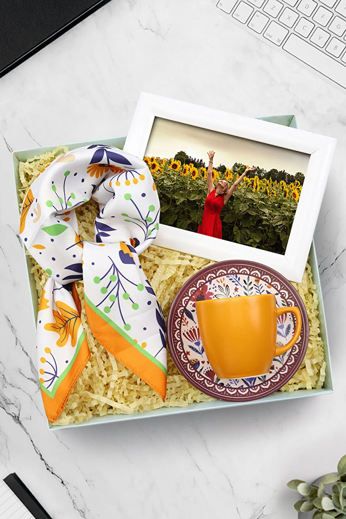 Beyaz Çerçeve & Turuncu Çiçek Fular & Turuncu Türk Kahvesi Fincanı Hediye Seti