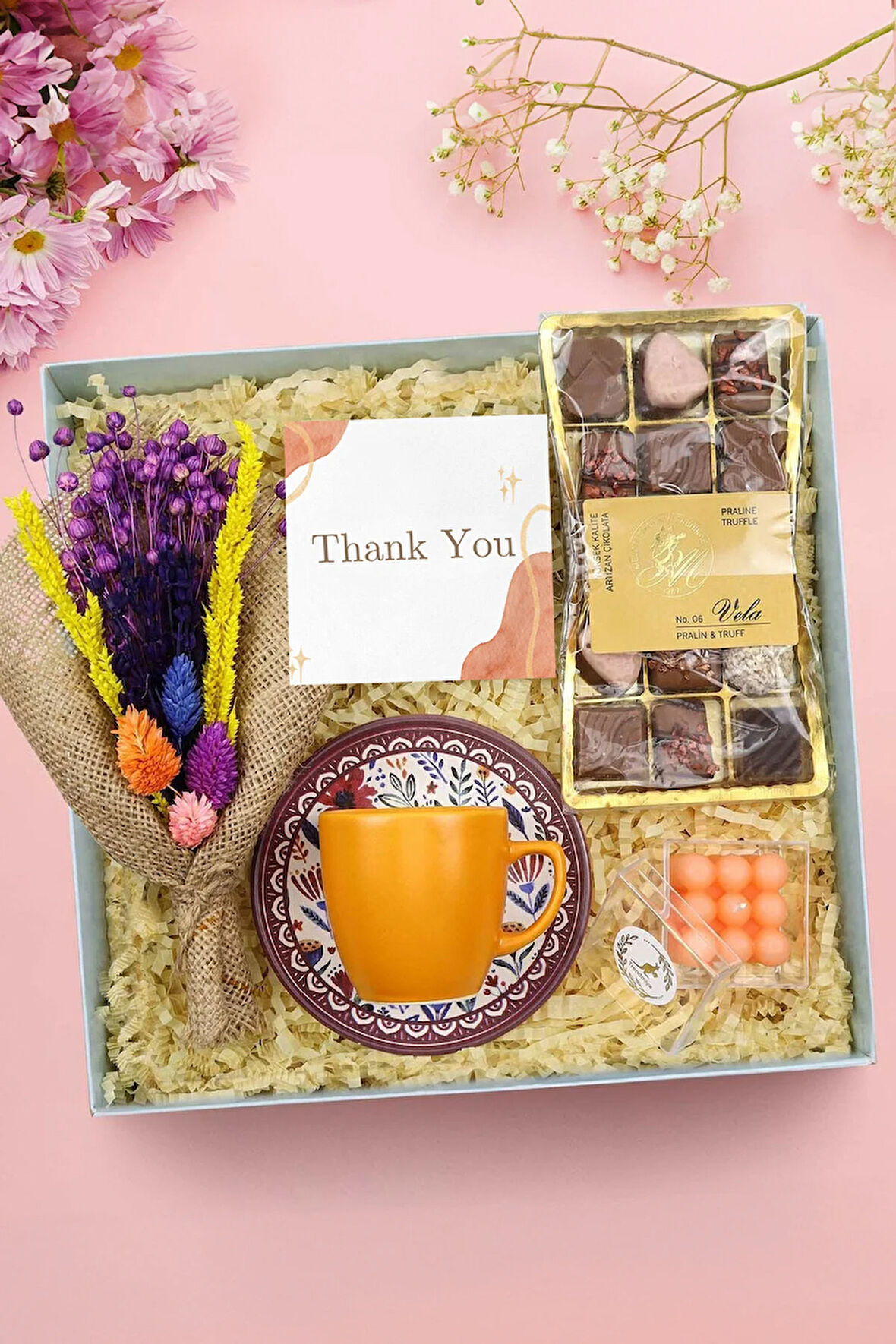 Çiçek Buketi & Turuncu Türk Kahvesi Fincanı & Özel Kutulu Bubble Mum & Vela Çikolata Hediye Seti