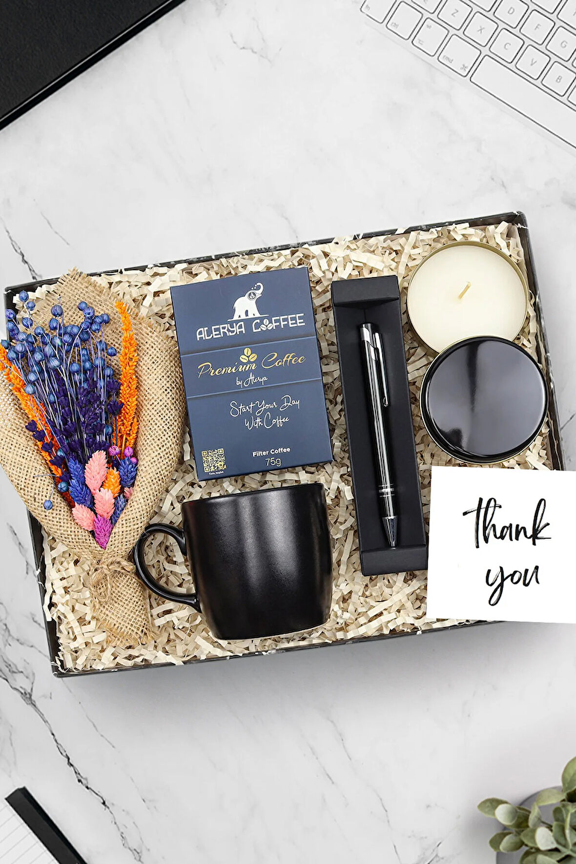 Metal Kutulu Mum & Tükenmez Kalem & Siyah Kupa & Alerya Filtre Kahve & Çiçek Buketi Hediye Seti