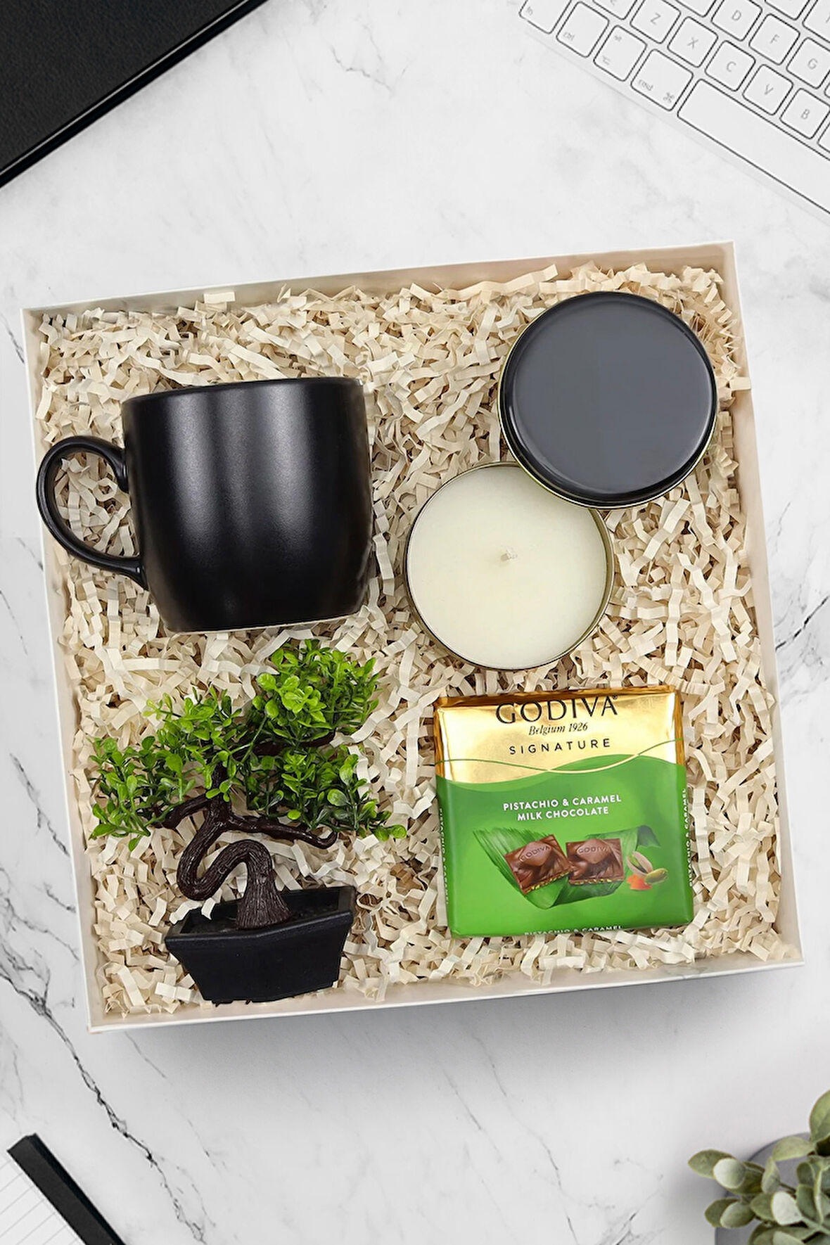 Siyah Metal Kutulu Mum & Siyah Kupa & Godiva Çikolata & Yapay Mini Ağaç