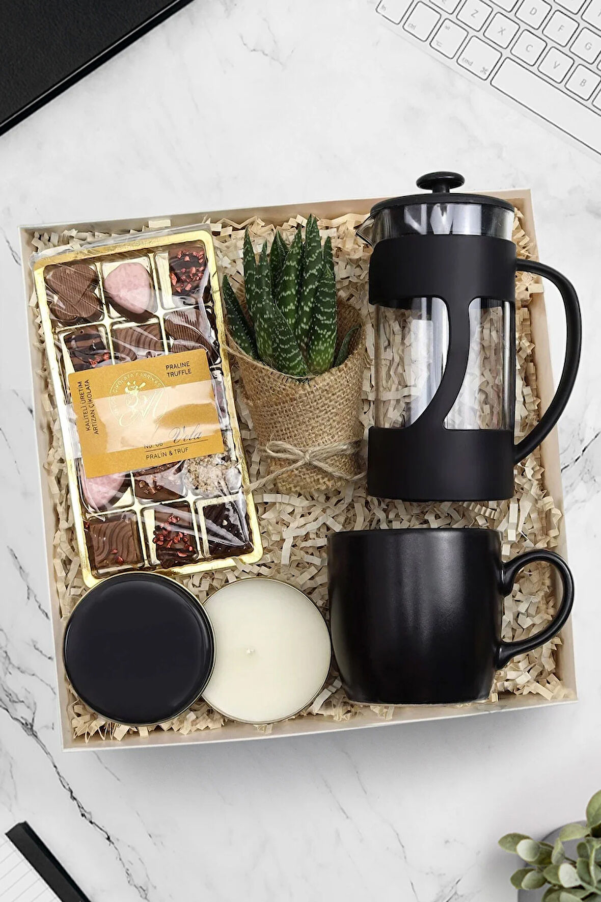 Metal Kutulu Mum & Canlı Sukulent Çiçek & Siyah French Press & Kupa & Vela Çikolata Hediye Seti