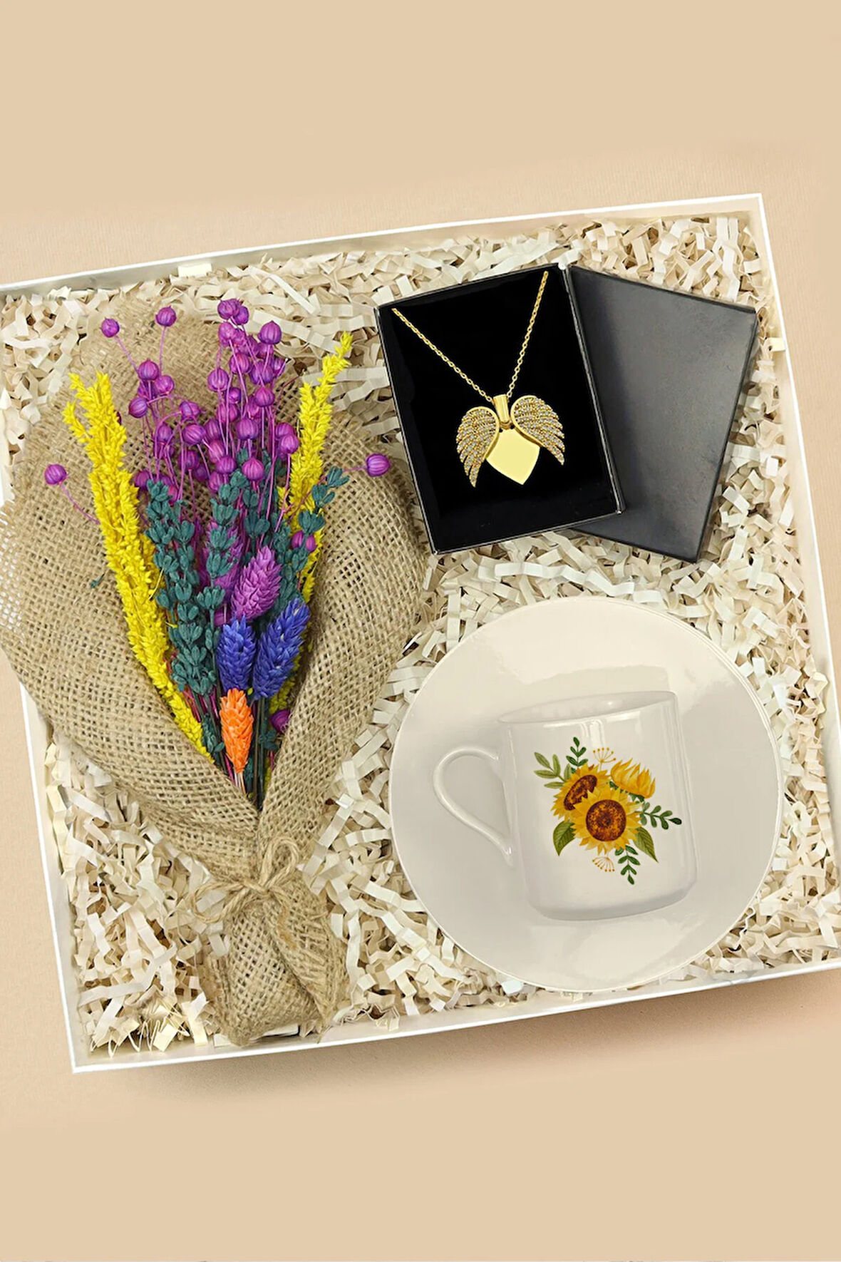 Melek Kanatlı Kolye & Kurutulmuş Çiçek Buketi & Fincan Hediye Seti