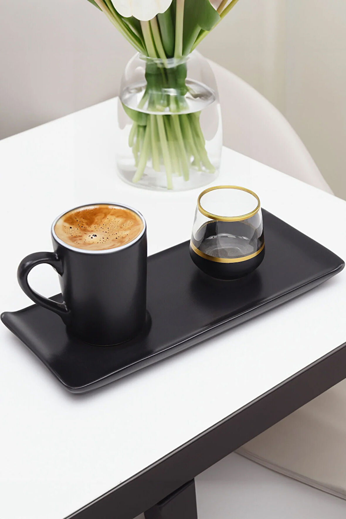 Tabaklı Siyah Türk Kahvesi Fincanı & Gold Detaylı Kahve Yanı Su Bardağı Hediye Seti