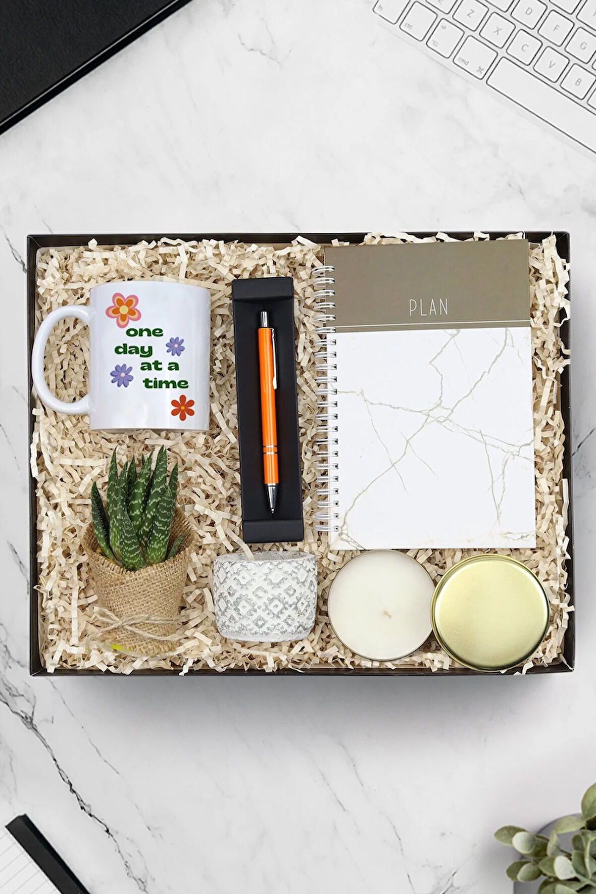 Mermer Desen Defter & Kupa & Canlı Sukulent Çiçek & Tükenmez Kalem & Metal Kutulu Mum Hediye Seti