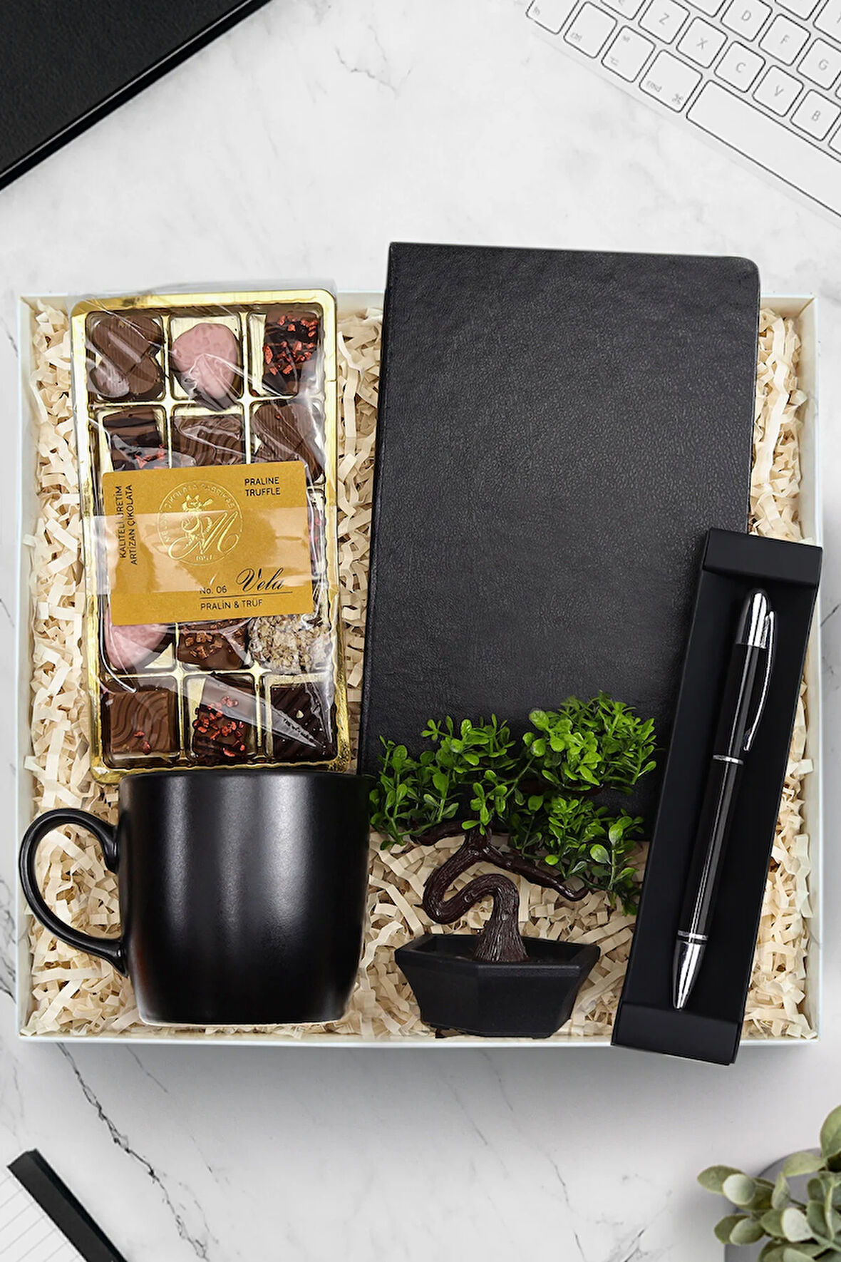Siyah Defter & Tükenmez Kalem & Siyah Kupa & Yapay Mini Ağaç & Vela Çikolata Hediye Seti