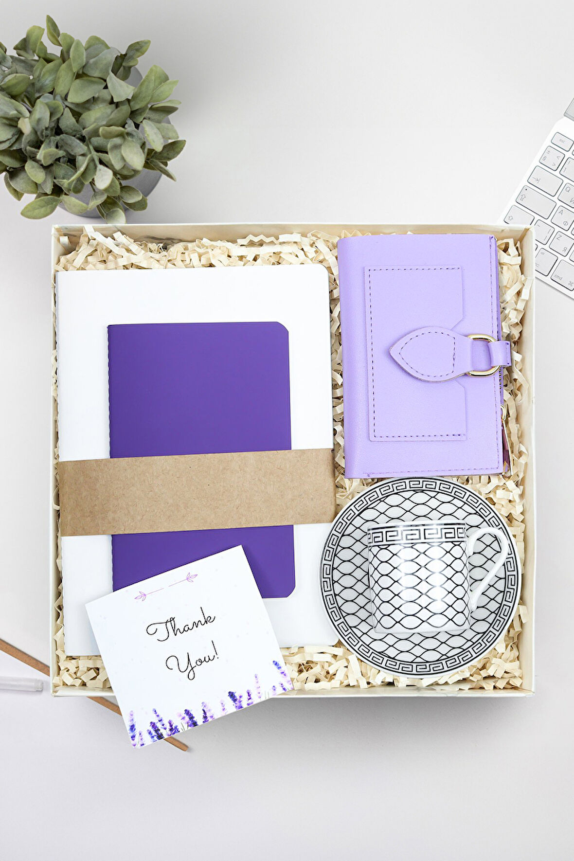 Mor Defter & Beyaz Defter & Siyah Beyaz Fincan & Mor Yumuşak Deri Kartlık Cüzdan Hediye Seti