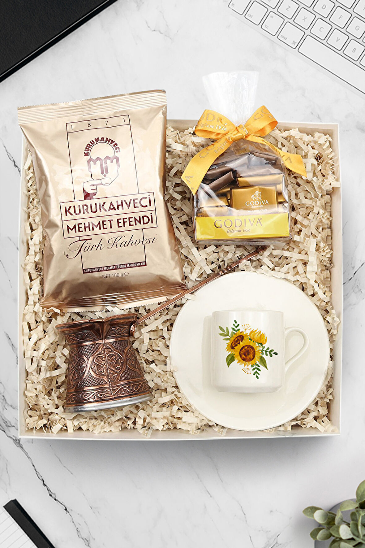 Fincan & Bakır Cezve & Türk Kahvesi & Godiva Napoliten Çikolata Hediye Seti