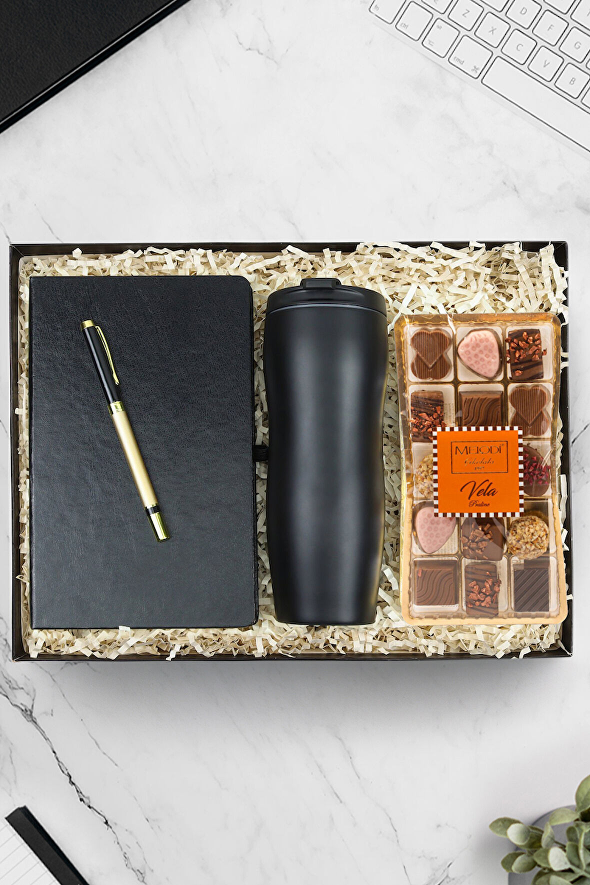 Siyah Defter & Klasik Model 400 ML Siyah Çelik Termos & Gold Kalem & Vela Çikolata Hediye Seti