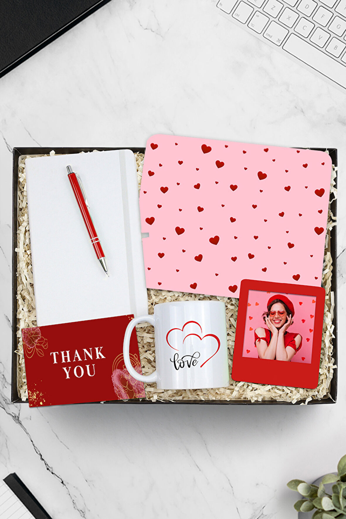Beyaz Defter & Mouse Pad & Kırmızı Tükenmez Kalem & Kırmızı Çerçeve & Tasarım Kupa Hediye Seti