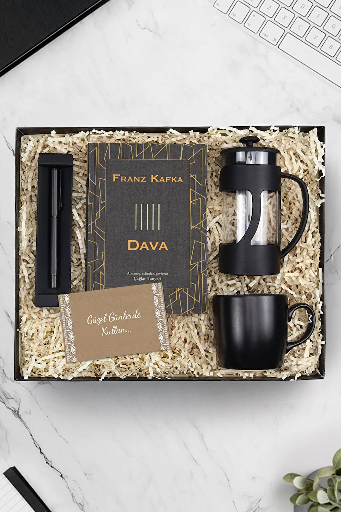 Mat Roller Kalem & Siyah Kupa & Siyah French Press & Dava Kitap Hediye Seti