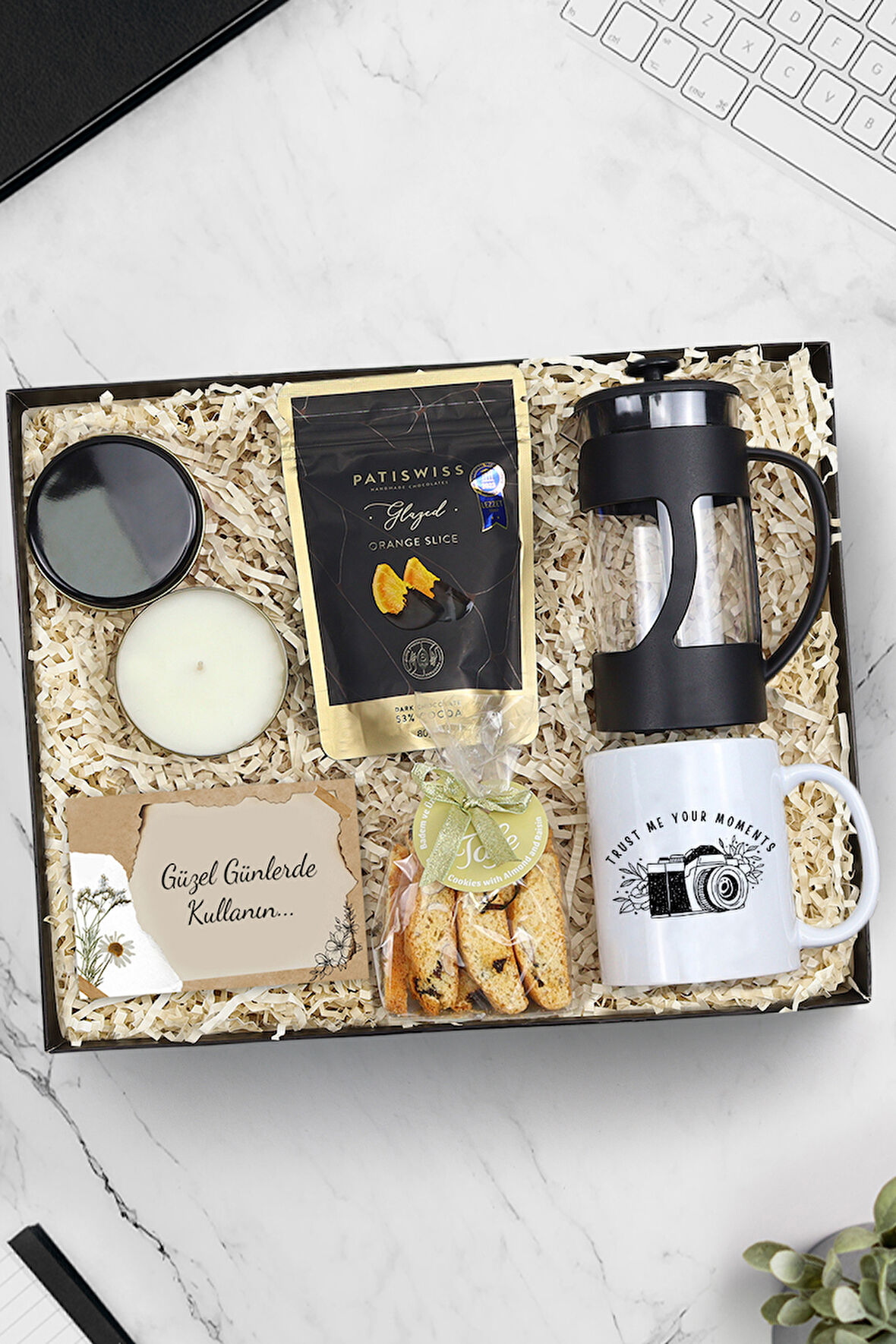 French Press & Kupa & Mum & Bitter Çikolatalı Portakal Dilimi & Bademli Kurabiye Hediye Seti
