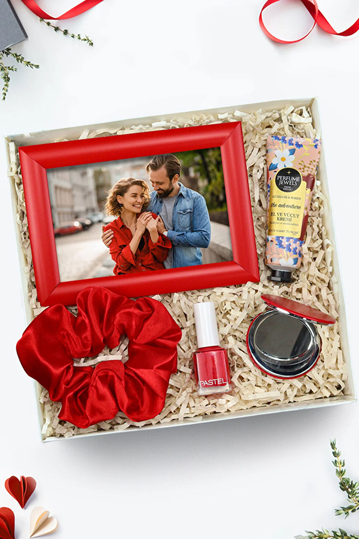 Kırmızı Çerçeve & Pastel Oje & Saten Toka & El Aynası & Eyüp Sabri Tuncer El Kremi Hediye Seti