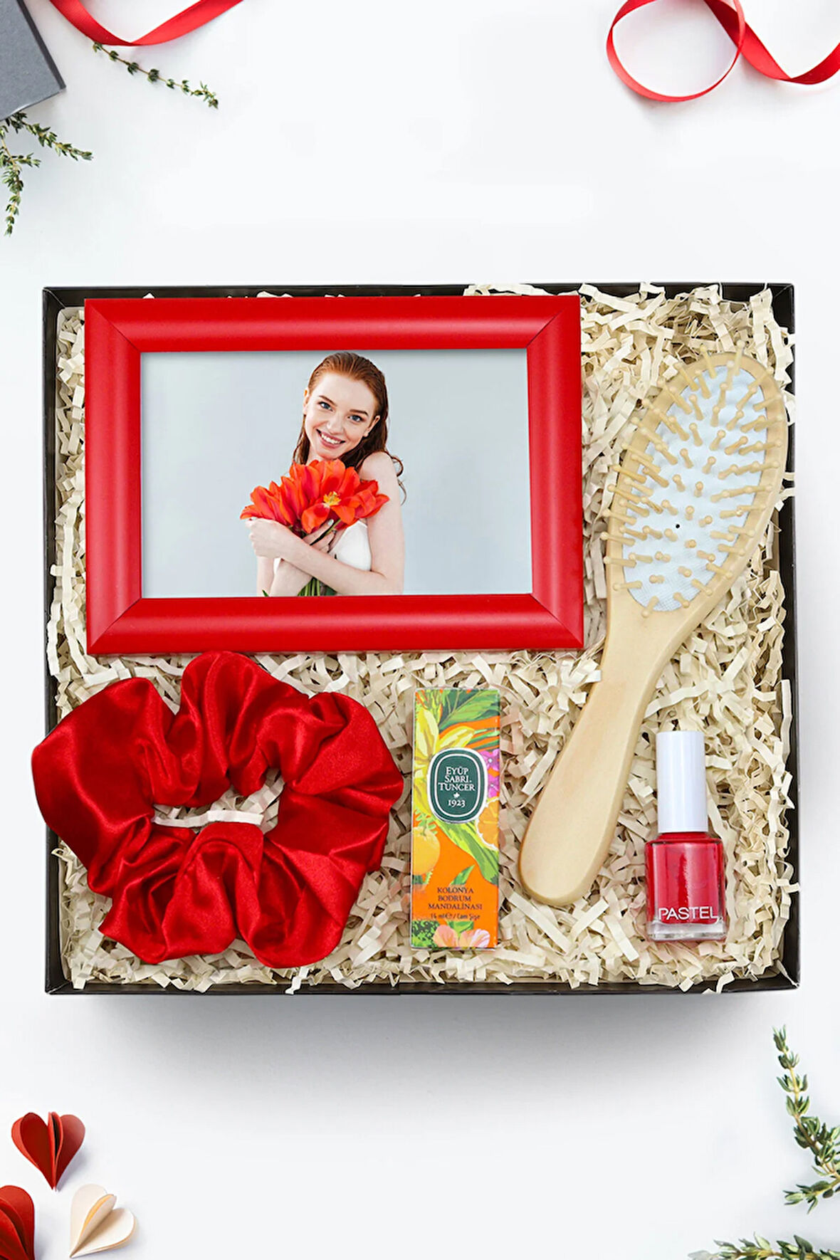 Kırmızı Çerçeve & Pastel Oje & Ahşap Tarak & Mini Kolonya & Saten Toka Hediye Seti