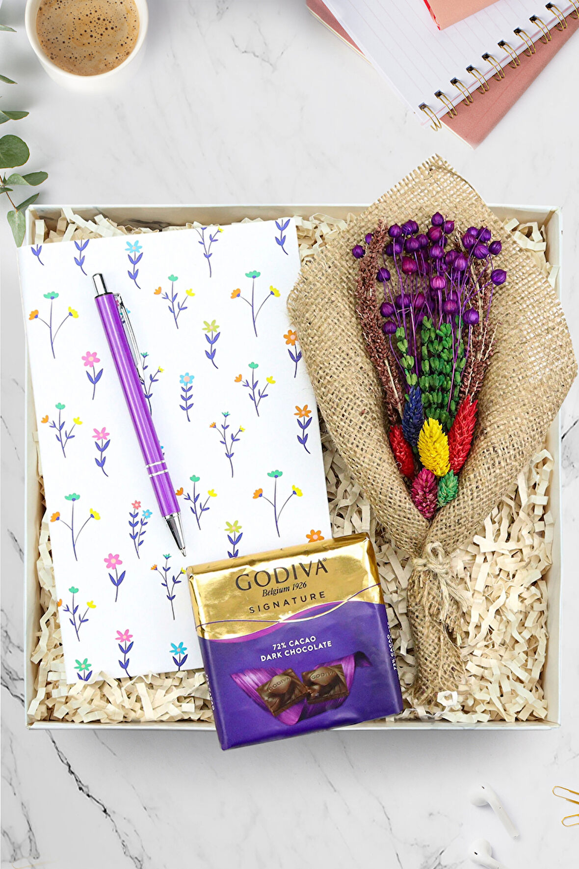 Beyaz Çiçekli Defter & Mor Tükenmez Kalem & Godiva & Kurutulmuş Çiçek Buketi Çikolata Hediye Seti