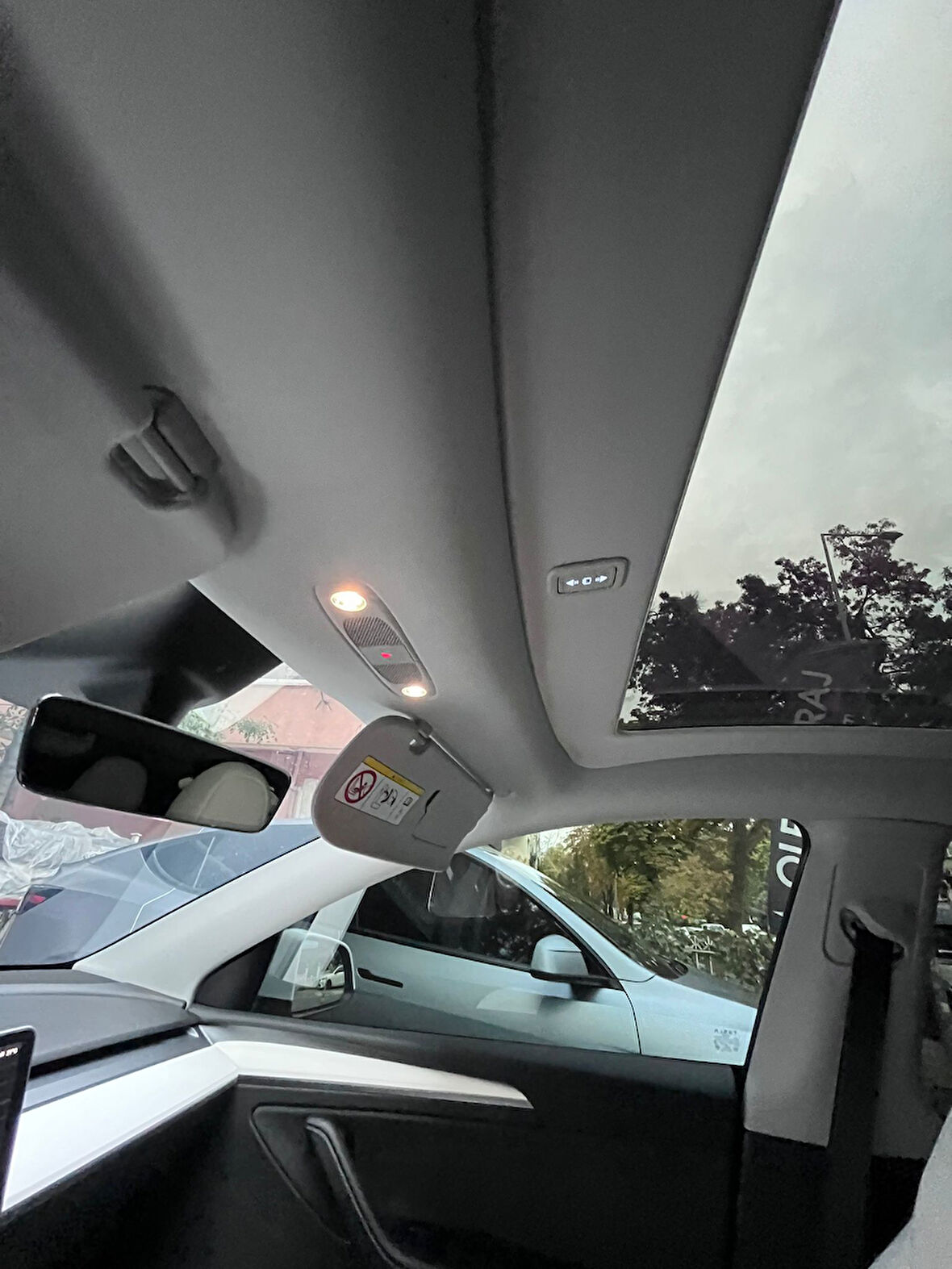 2025+ TESLA MODEL Y (YENİ)  JUNIPER İÇİN ELEKTRİKLİ TAVAN PERDESİ