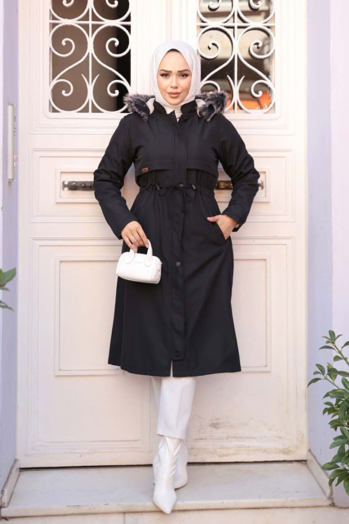 Kürklü Kapşonlu Siyah Tesettür Parka 60650S