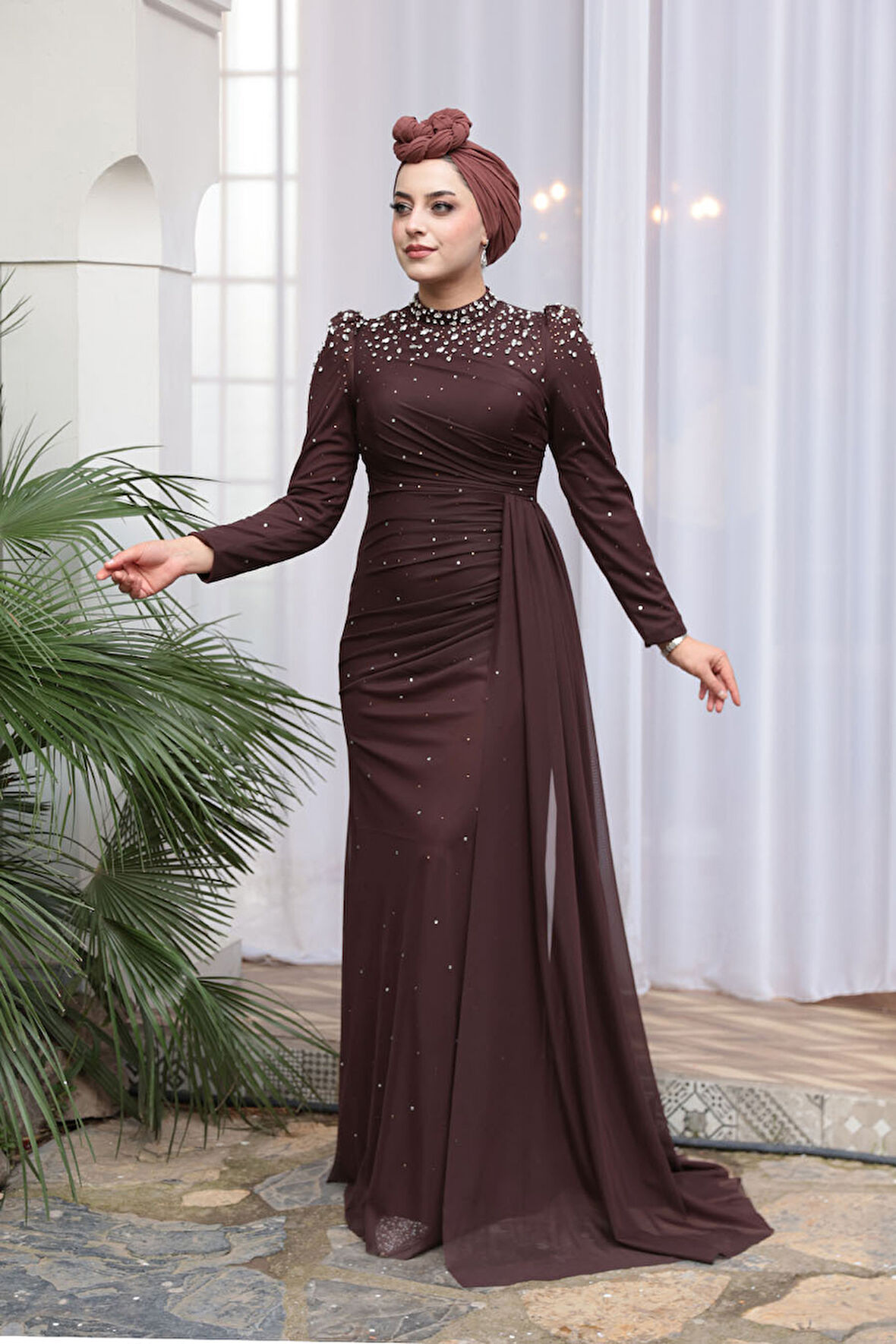 - Boncuk Detaylı Kahverengi Tesettür Abiye Elbise 54301KH