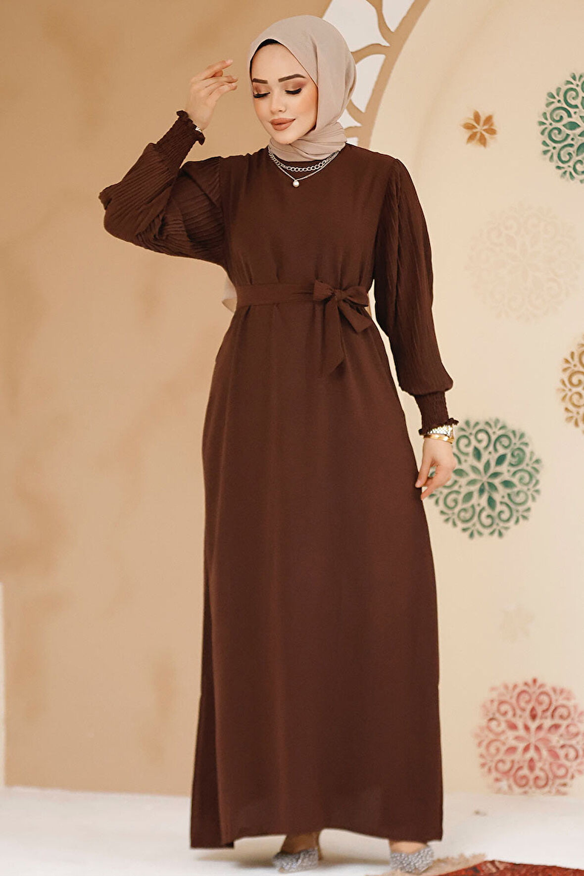 Kolları Pileli Kahverengi Tesettür Elbise 10124KH
