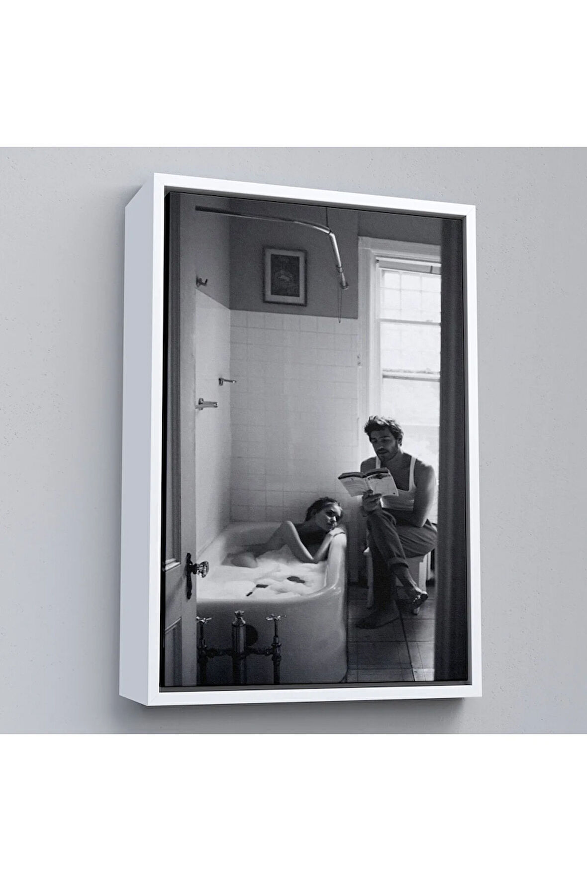 Ahşap Çerçeveli Küvetteki Kadına Kitap Okuyan Adam Tablosu-7815