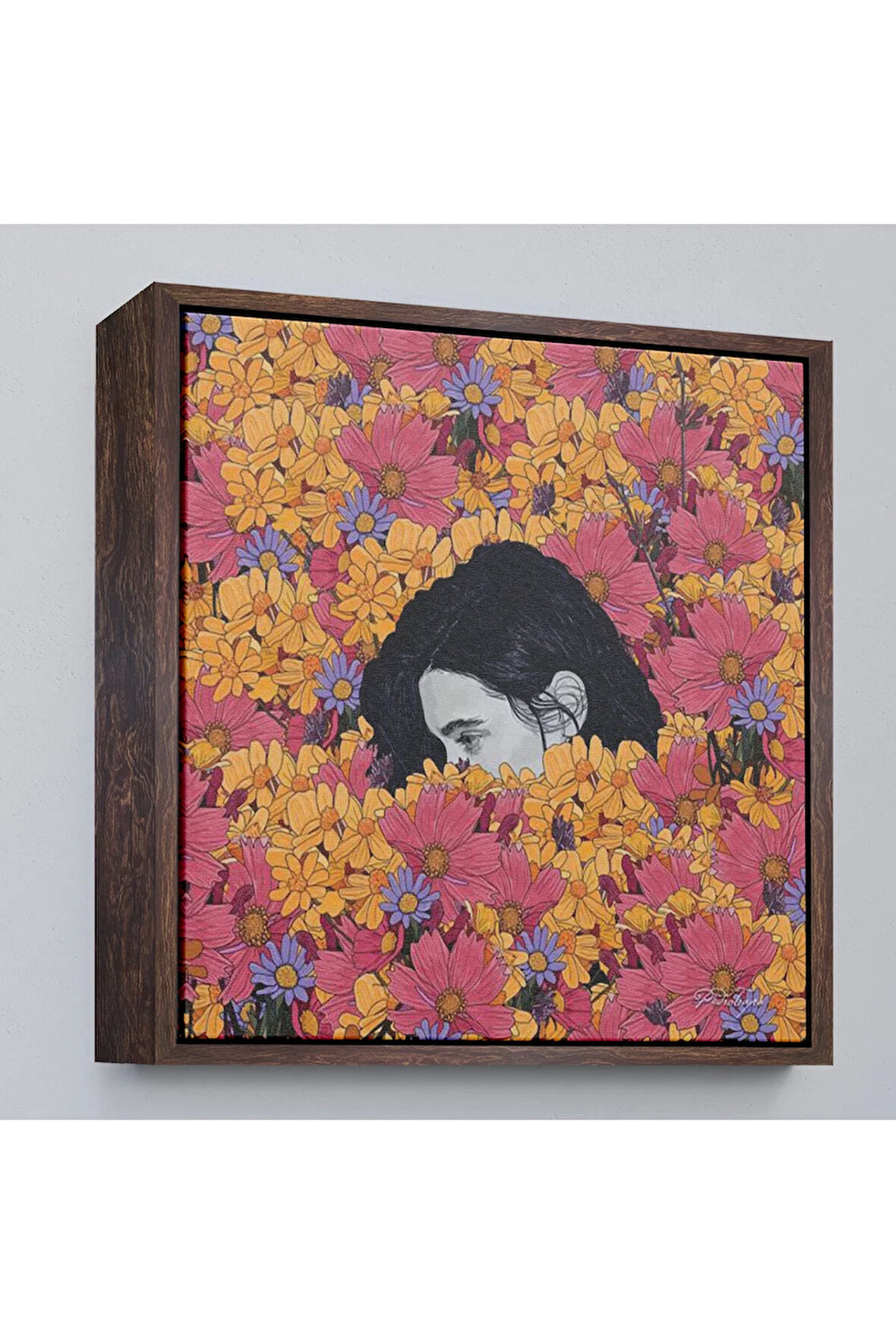 Ahşap Çerçeveli Çiçekler Arasındaki Kadın Tablosu-8319