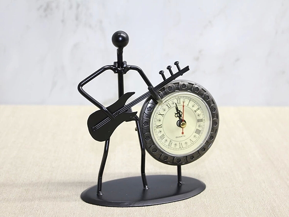 Metal Saatli Gitar Çalan Müzisyen Alk4334