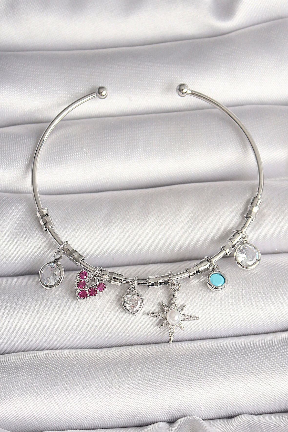 Pirinç Gümüş Renk Sallantı Zirkon Taşlı Kutup Yıldız Figür Kalp Detay Charm Kadın Bileklik