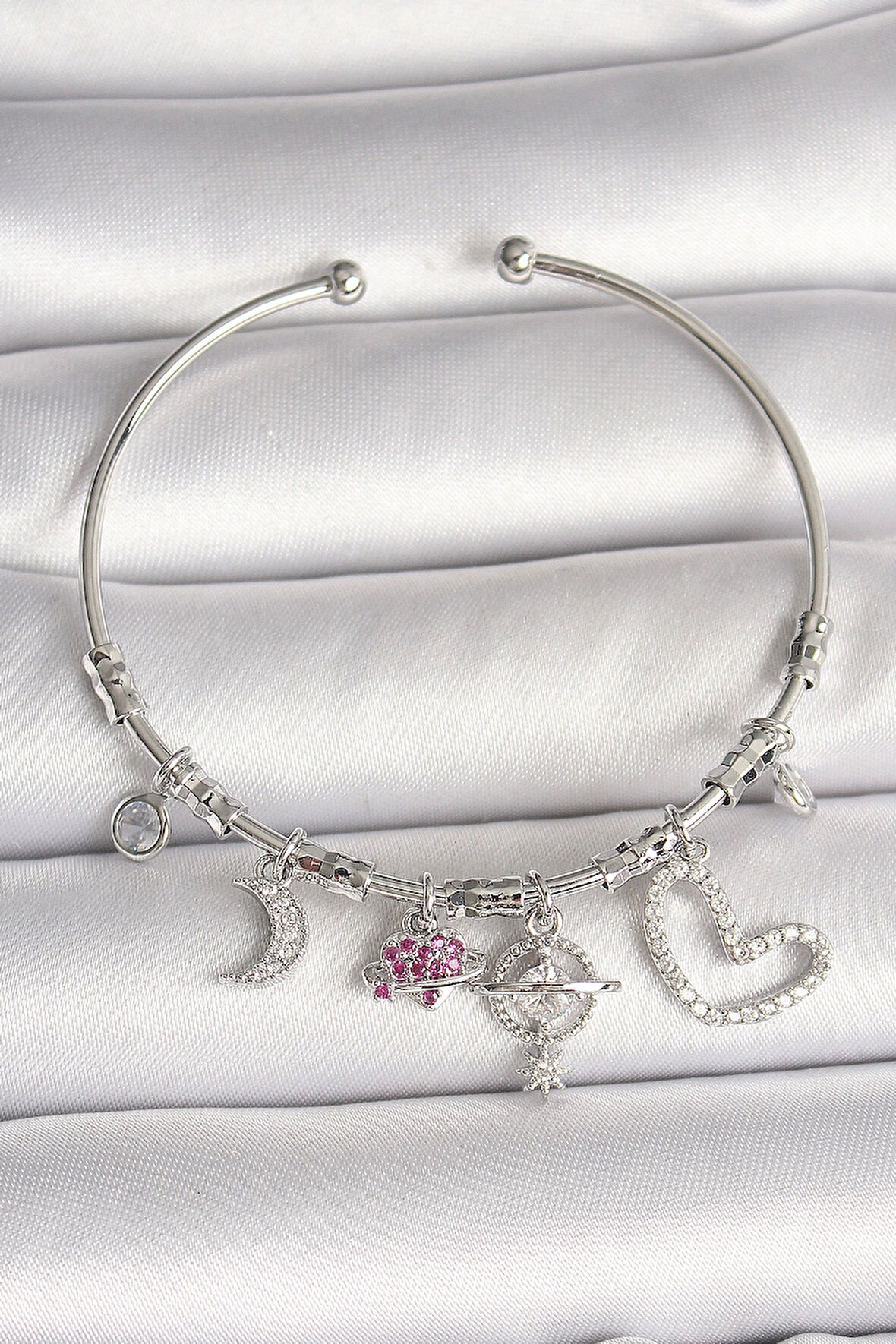 Pirinç Gümüş Renk Sallantı Zirkon Taşlı Gezegen Figür Kalp Detay Charm Kadın Bileklik