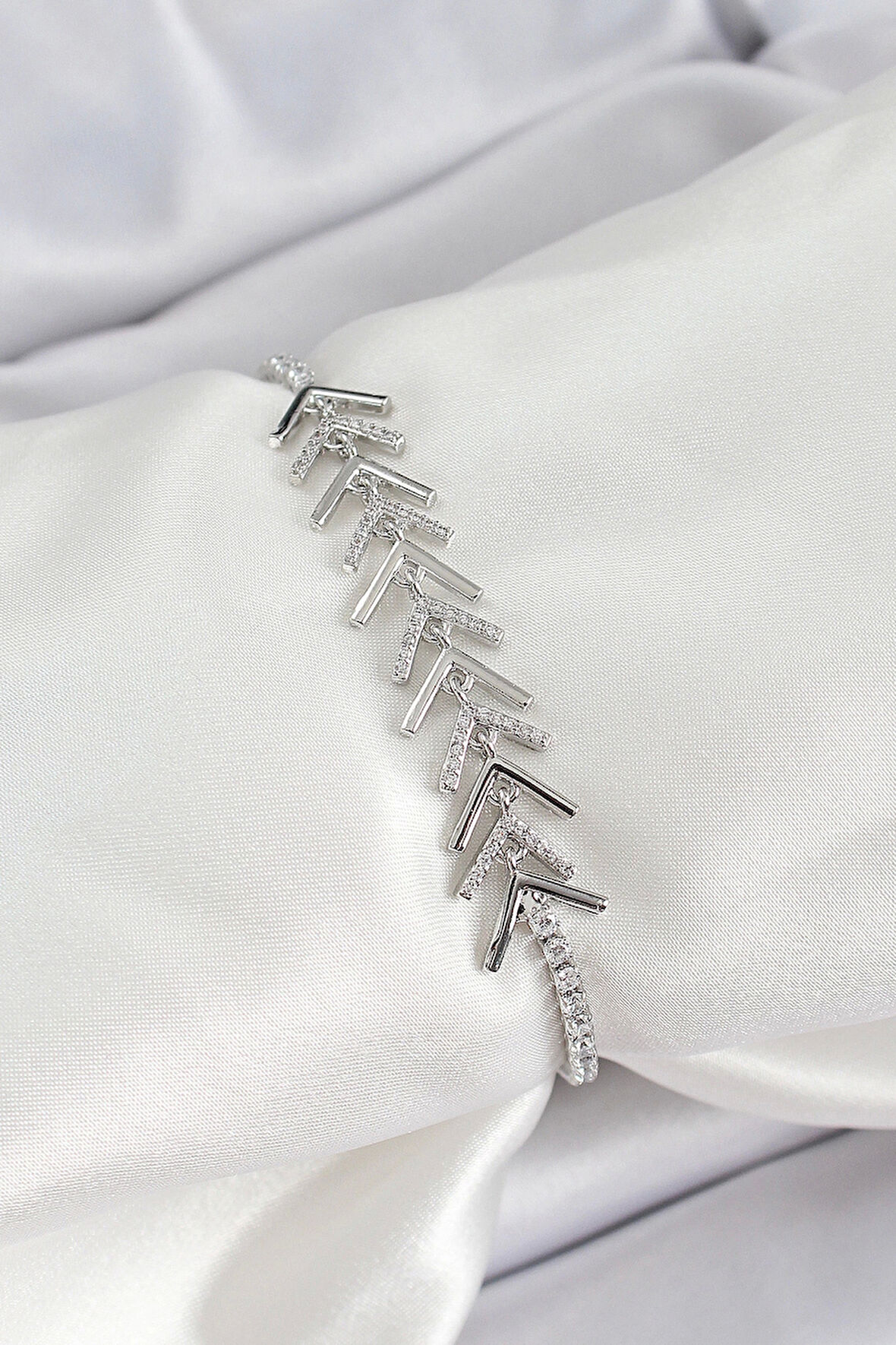 Pirinç Gümüş Renk Zirkon Taşlı Balık Sırtı Kadın Bileklik