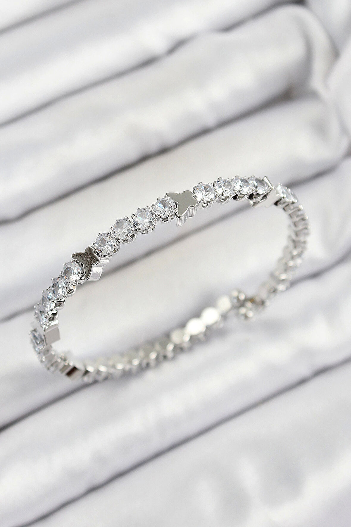 Pirinç Zirkon Taşlı Kalp Model Gümüş Renk Yaylı Kadın Bileklik