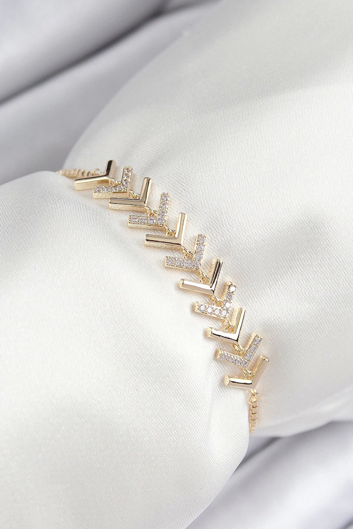 Pirinç Zirkon Taşlı Sıralı Ok Model Gold Renk Asansörlü Kadın Bileklik