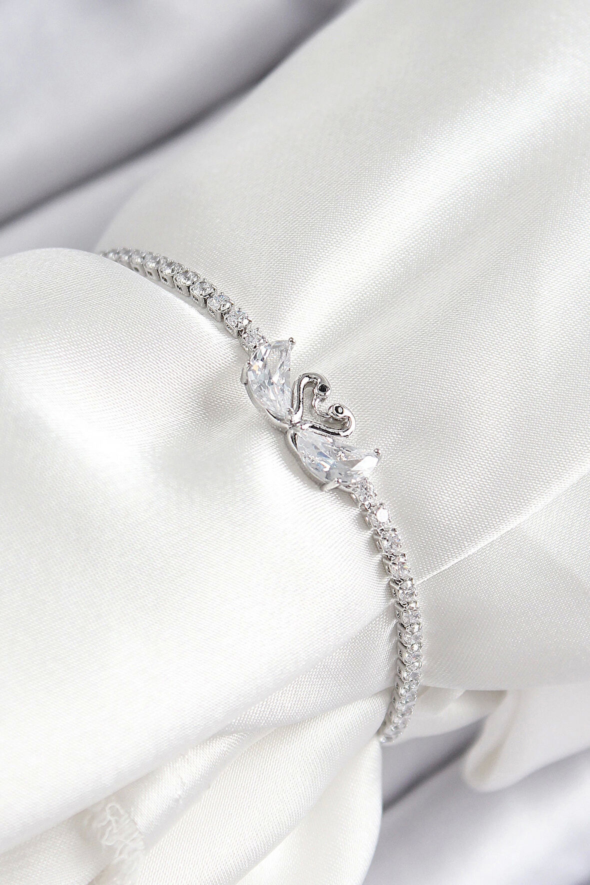 Pirinç Zirkon Taşlı Kuğu Model Gümüş Renk Asansörlü Kadın Bileklik