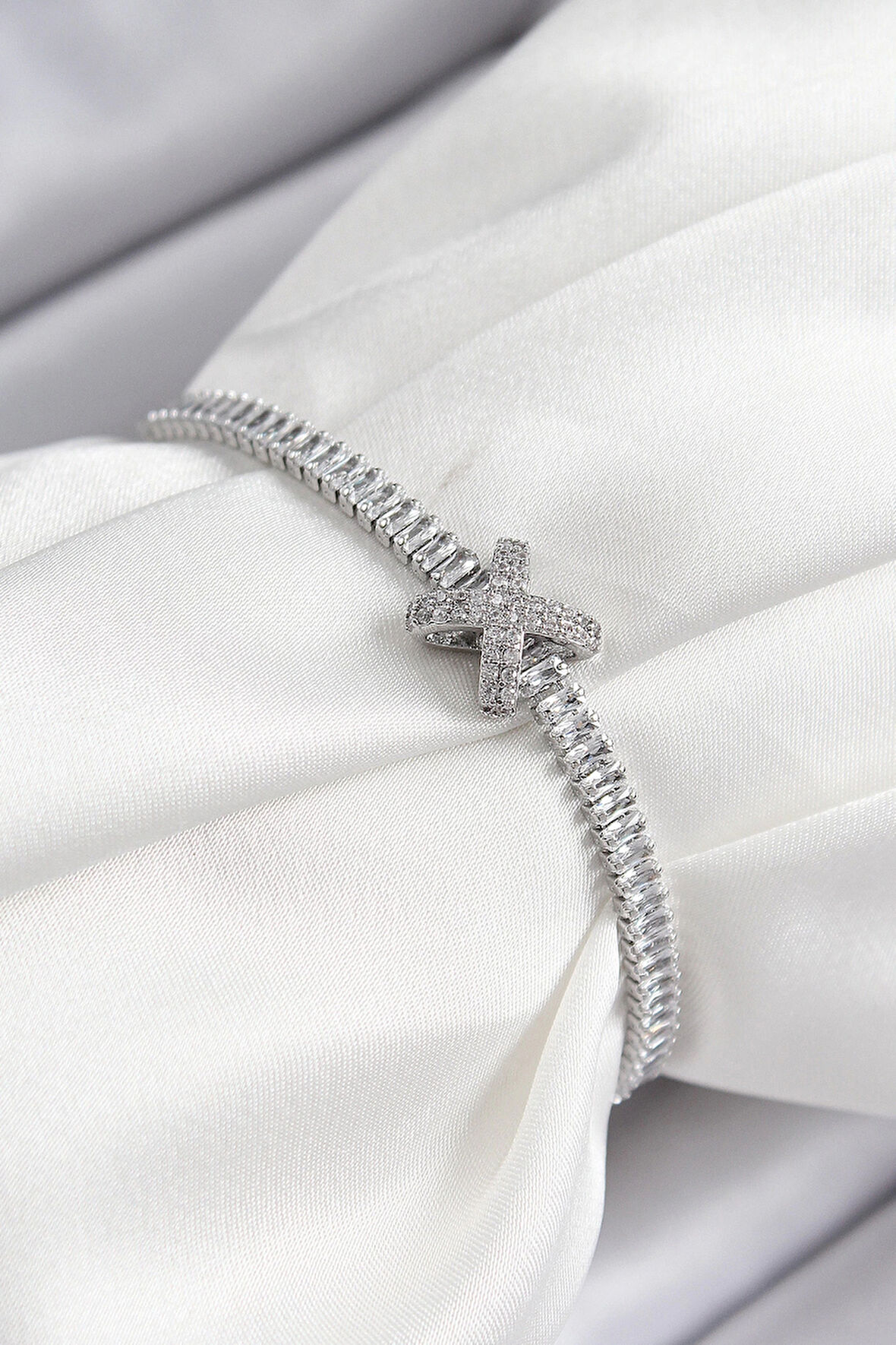 Pirinç Zirkon Taşlı X Detaylı Su Yolu Model Gümüş Renk Asansörlü Kadın Bileklik