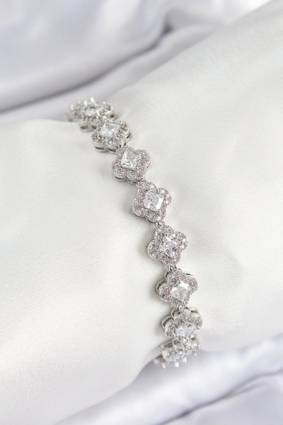 Pirinç Zirkon Taşlı Yonca Baget Model Gümüş Renk VIP Seri Kadın Bileklik