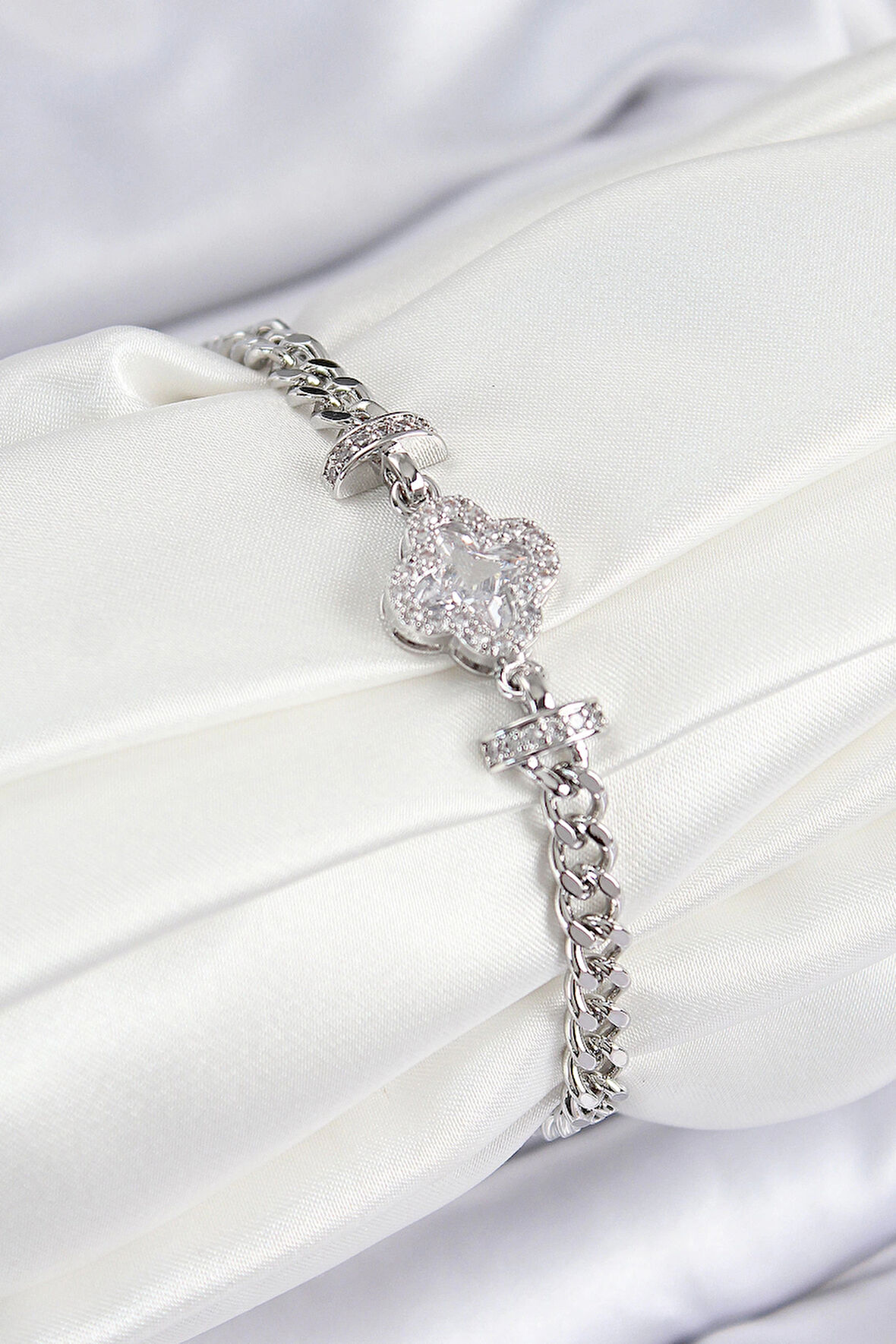 Pirinç Zirkon Taşlı Yonca Model Gümüş Renk Kadın Bileklik