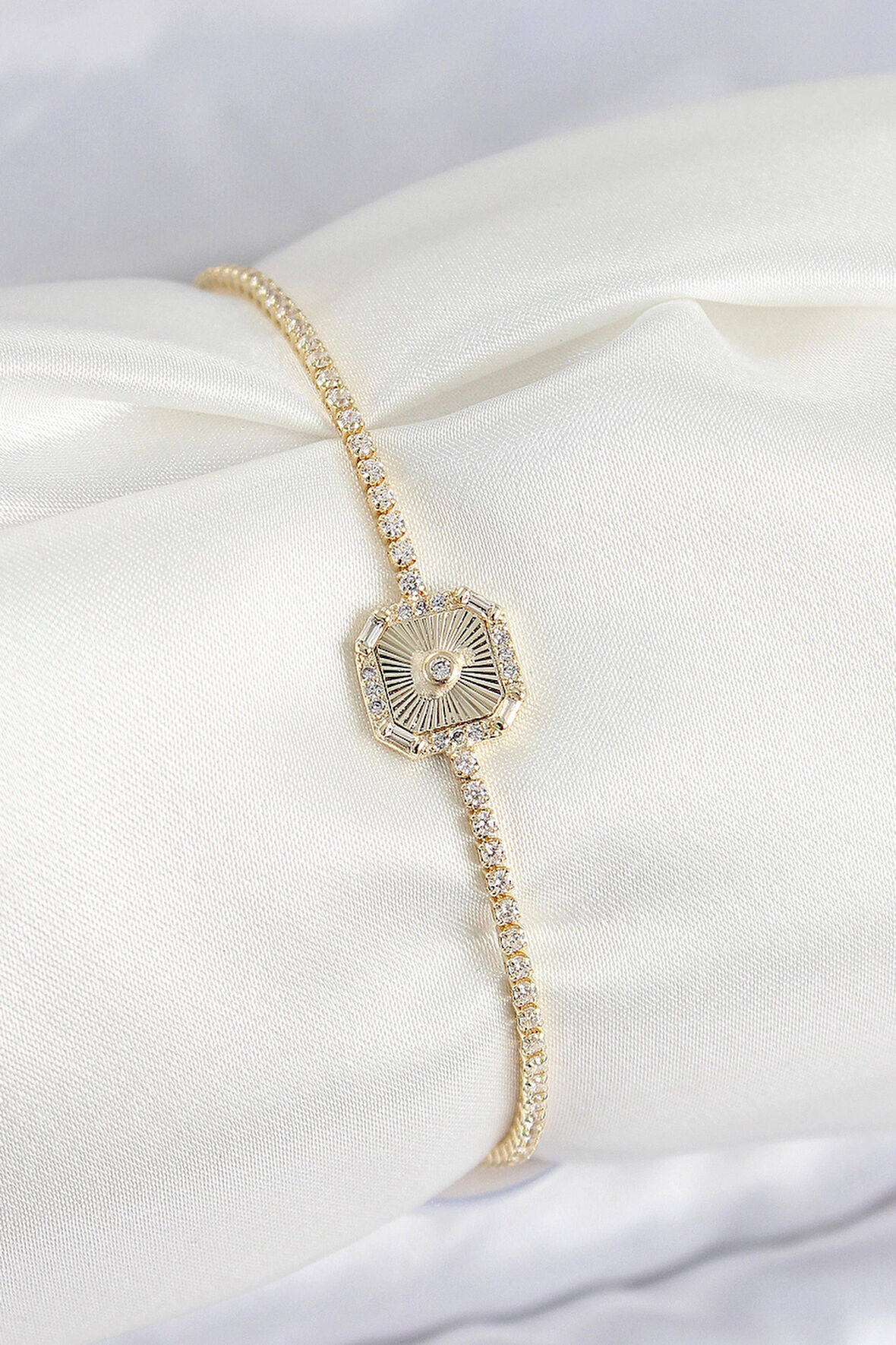 Pirinç Zirkon Taşlı Kare Model Gold Renk Kadın Bilekilk