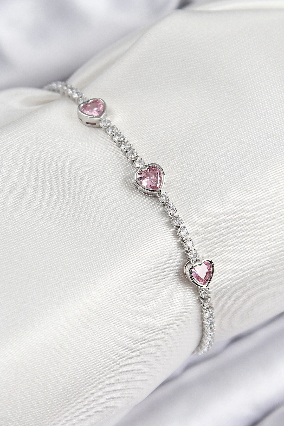 Pirinç Zirkon Taşlı Pembe Kalp Model Gümüş Renk Kadın Bileklik