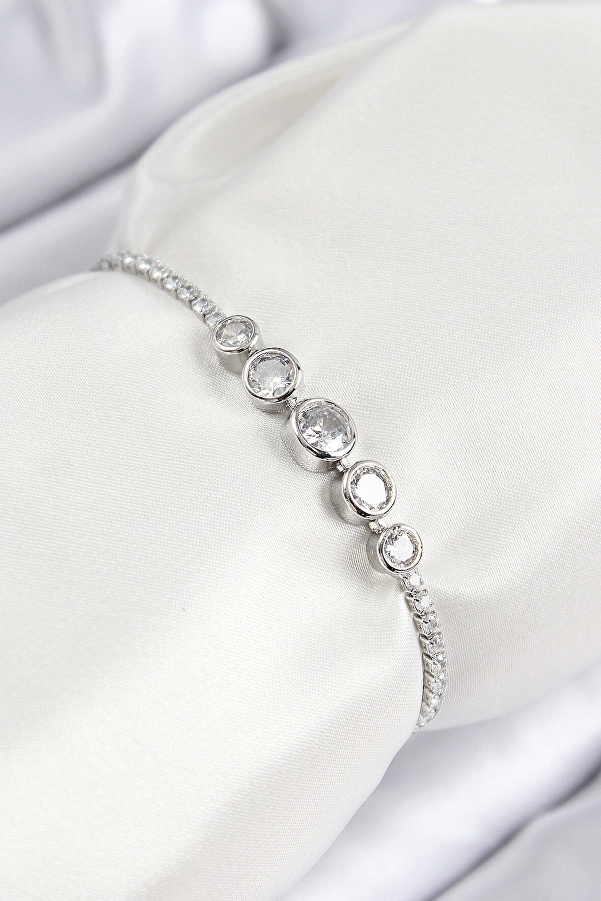 Pirinç Zirkon Taşlı Sıralı Daire Model Gümüş Renk Asansörlü Kadın Bileklik