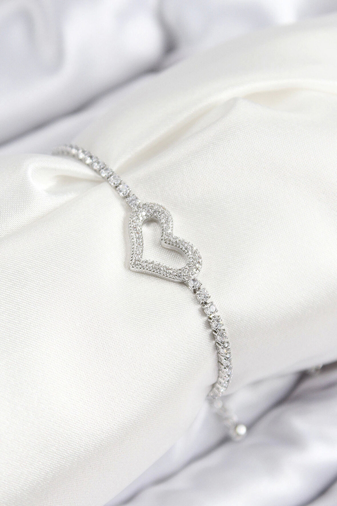 Pirinç Zirkon Taşlı Kalp Model Gümüş Renk Asansörlü Kadın Bileklik