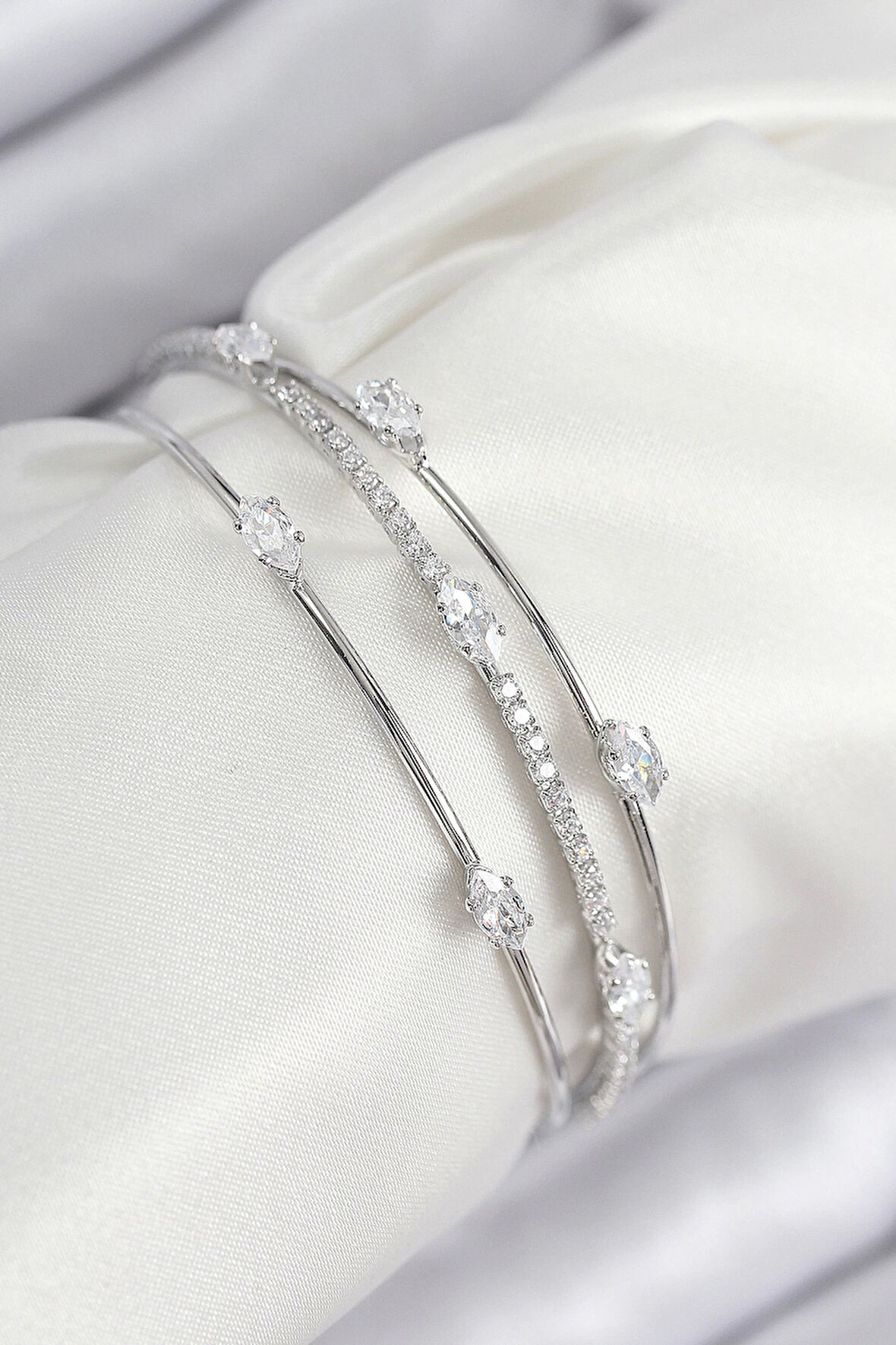 Pirinç Zirkon Taşlı Su Yolu Model Gümüş Renk Kadın Bileklik