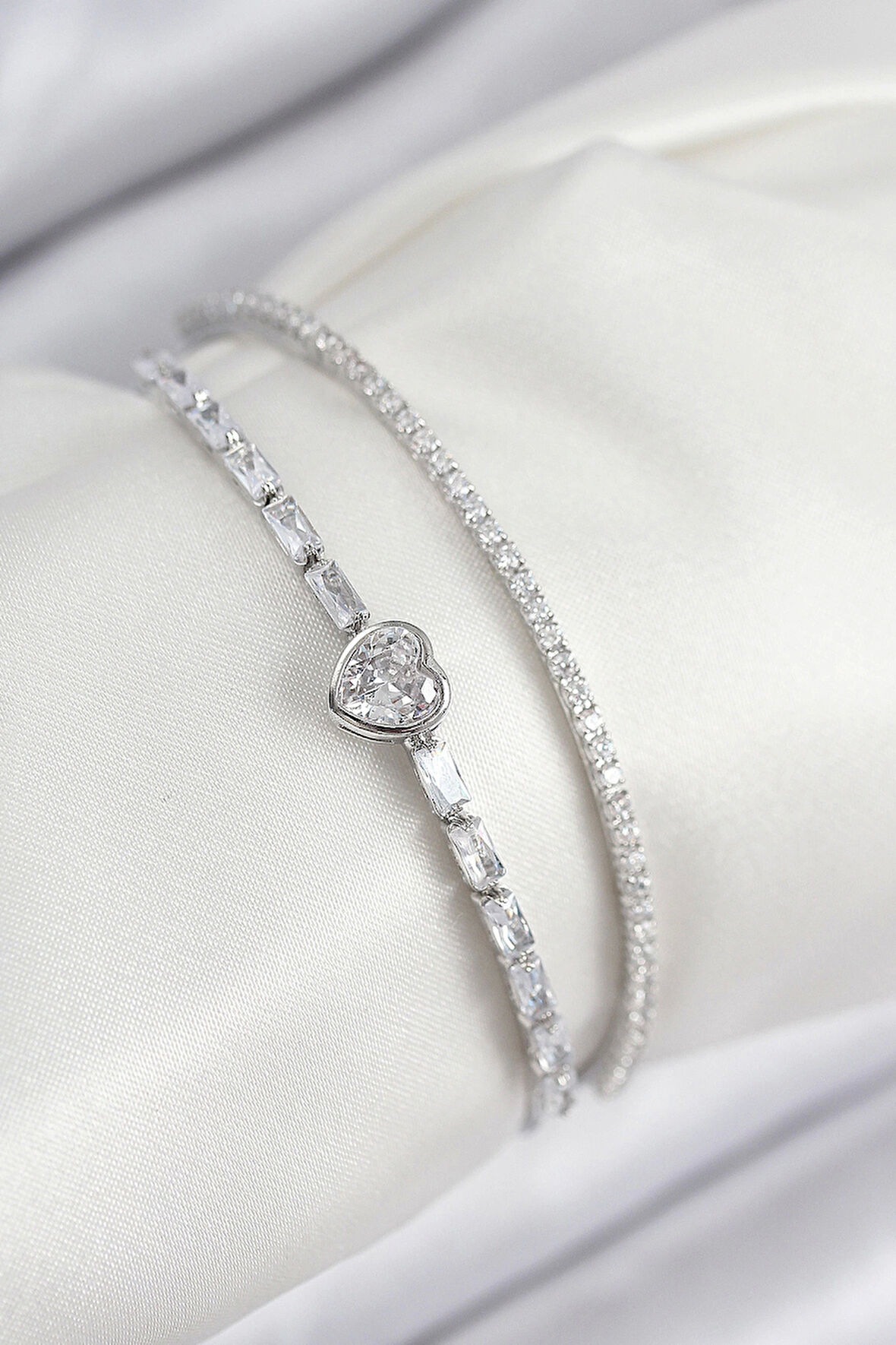 Pirinç Zirkon Taşlı Kalp Model Gümüş Renk Kadın Bileklik