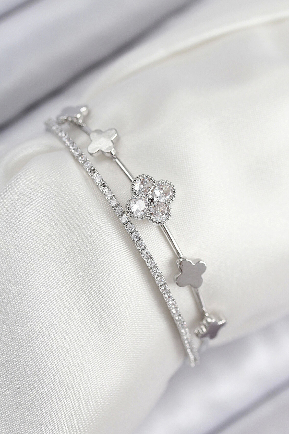 Pirinç Zirkon Taşlı Yonca Model Gümüş Renk Kadın Bileklik