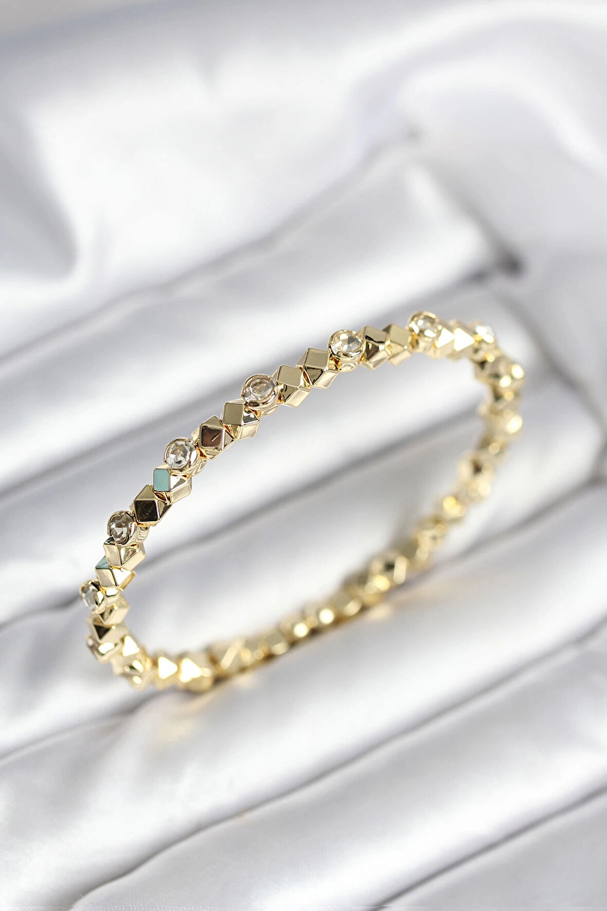 Zirkon Taşlı Küp Şerit Model Pirinç Gold Renk Kadın Bileklik