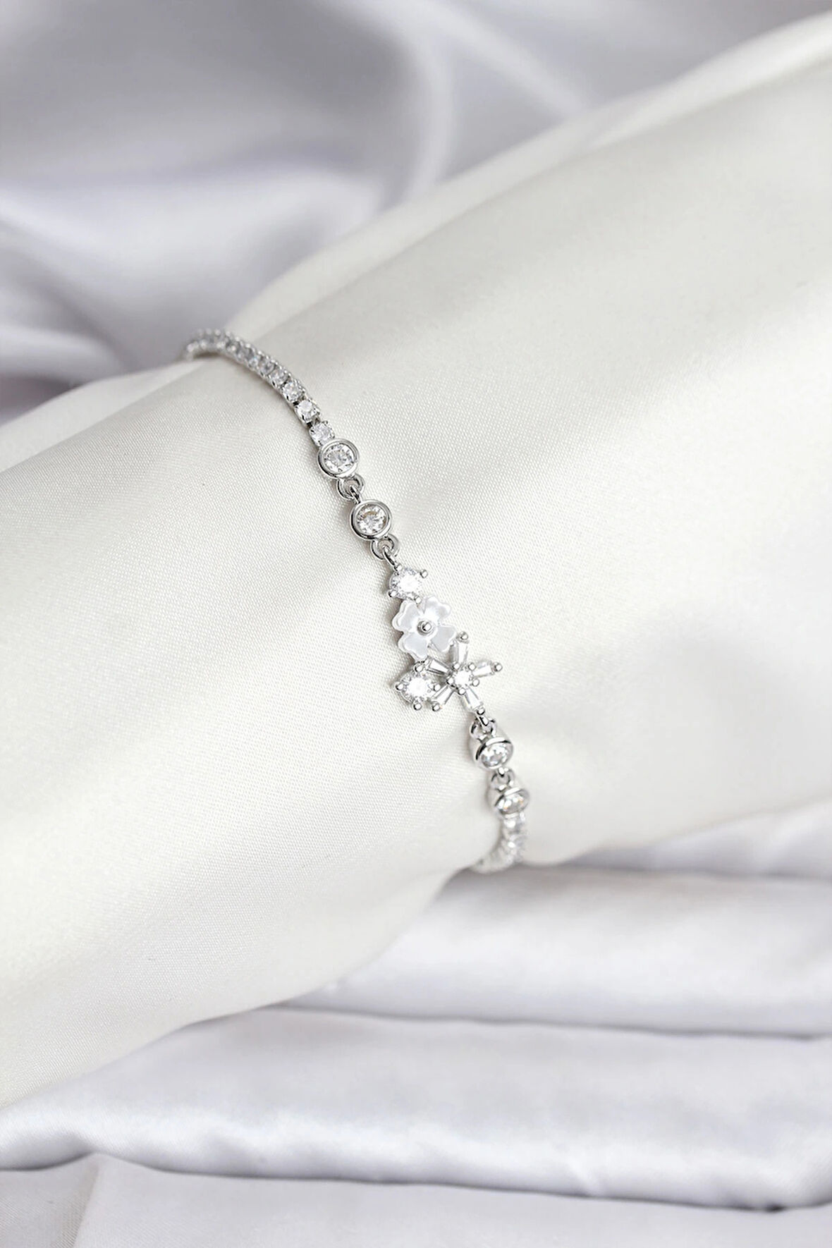 Çiçekli Model Zirkon Taşlı Gümüş Renk Su Yolu Kadın Bileklik