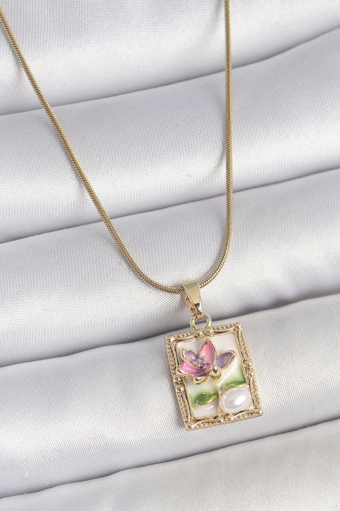 316L Çelik Gold Renk Zincir Beyaz Mineli Çiçek İşlemeli İnci Detay Portre Model Kadın Kolye