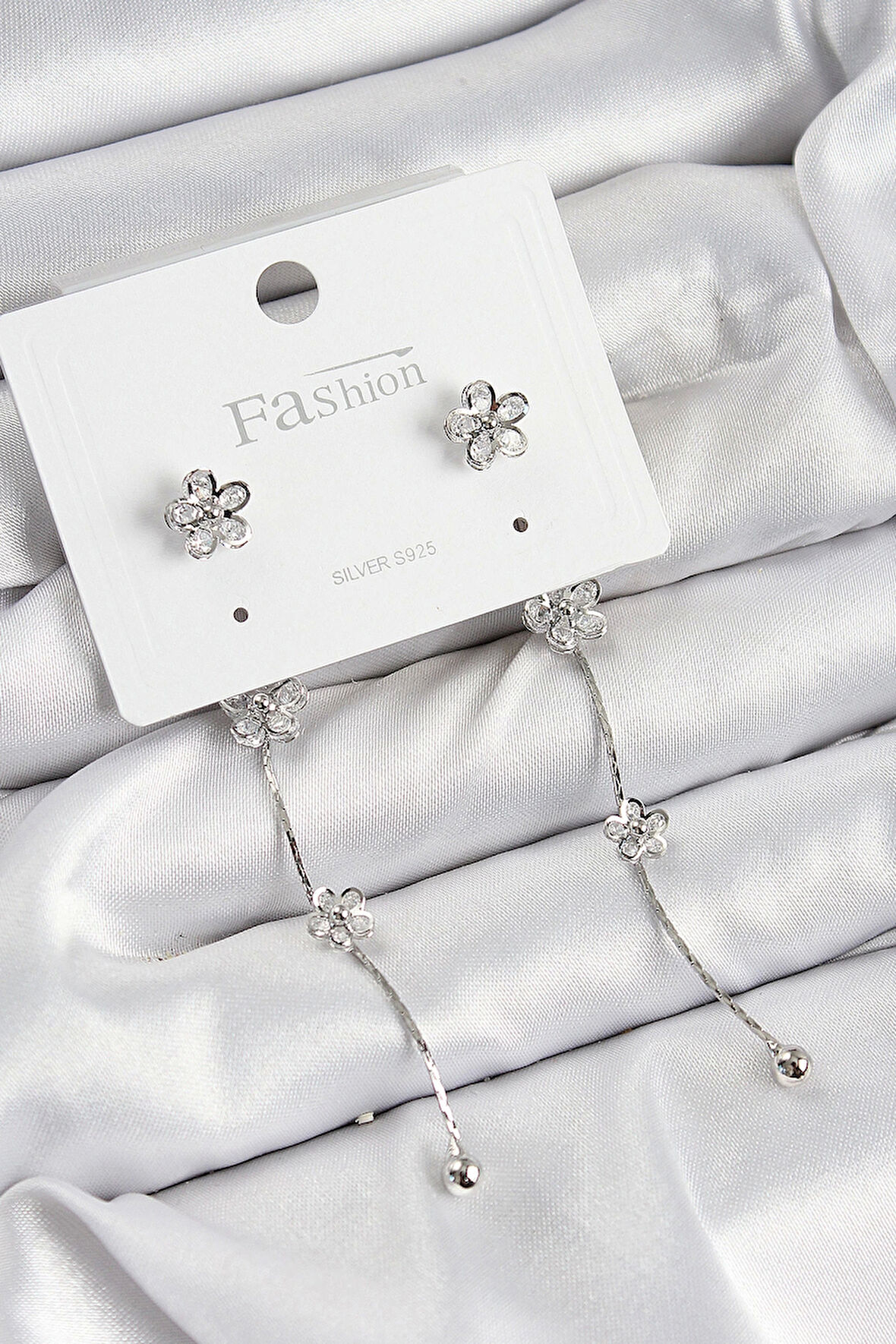 Pirinç Zirkon Taşlı Sallantılı Çiçek Model Gümüş Renk 925 Ayar Gümüş Çivi Kadın Küpe