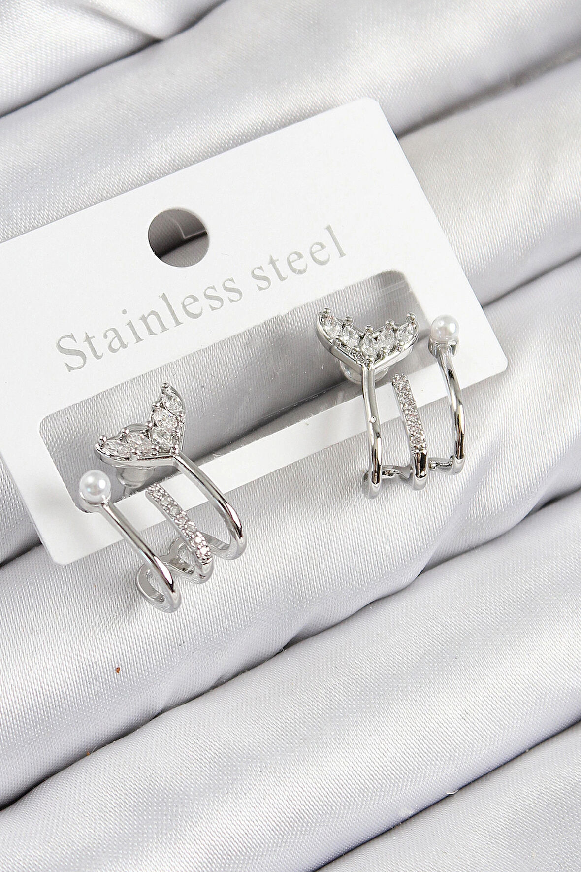 Pirinç Zirkon Taşlı İnci Detaylı Balık Kuyruğu Model Gümüş Renk Kadın Küpe