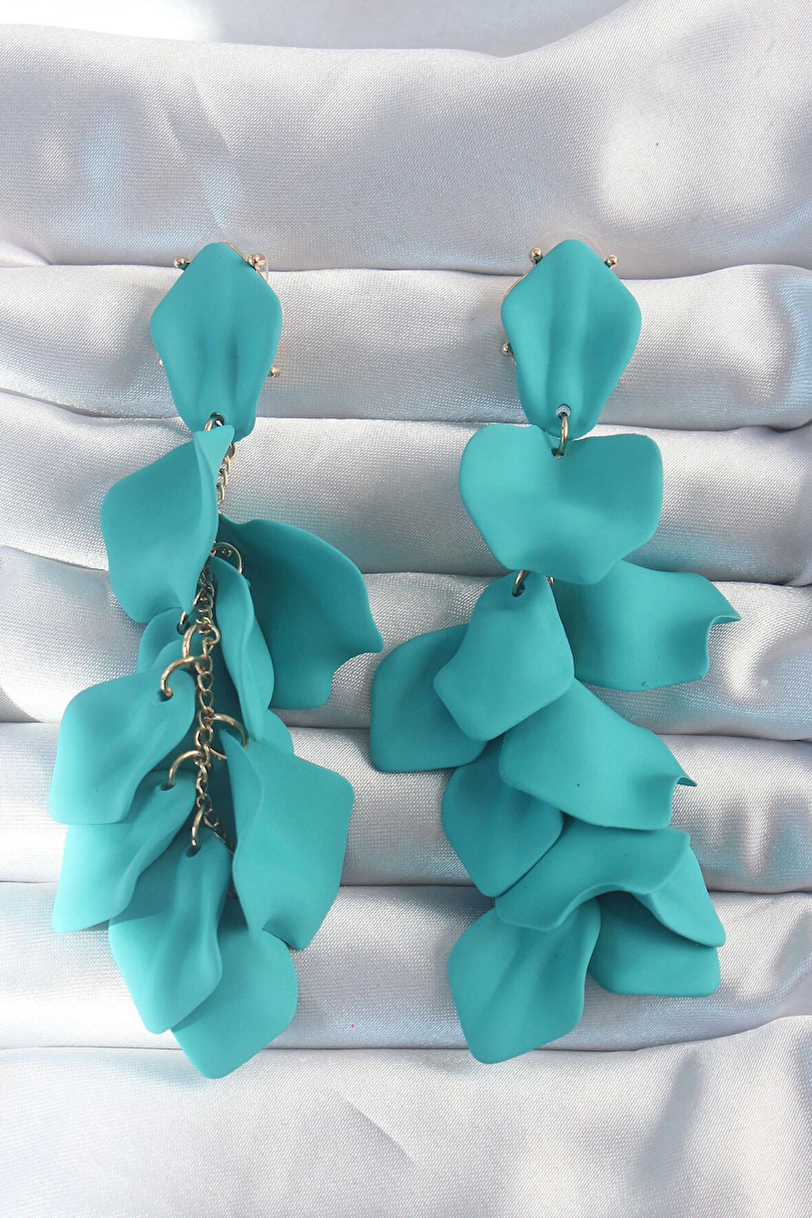 Pirinç Turkuaz Renk Sallantılı Yaprak Model Küpe