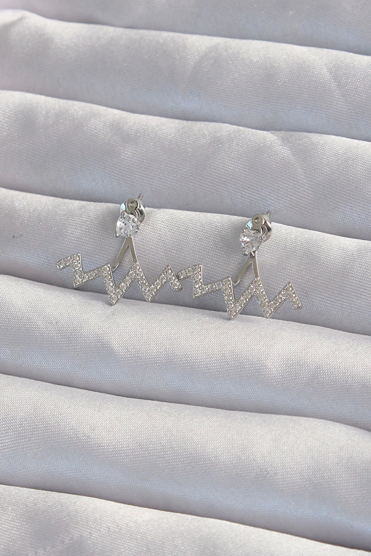 Pirinç Gümüş Renk Zirkon Taşlı Zikzak Küpe